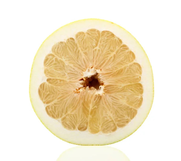白い背景に新鮮な柑橘系の果物の半分 — ストック写真