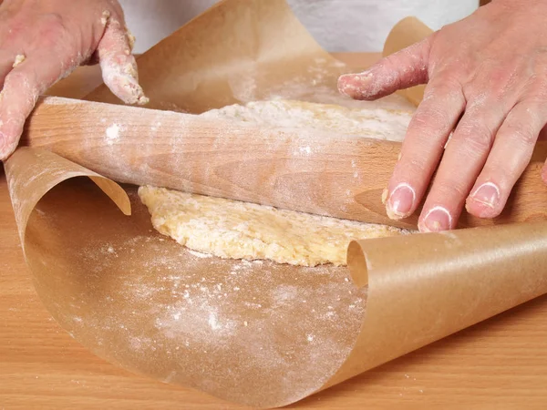 Pasticceria Rotazione Preparare Una Torta Strati Cioccolato Con Ripieno Crema — Foto Stock