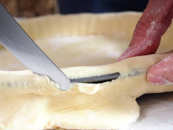 Przycinanie Krawędzi Ciasto Nożem Dokonywanie Serii Pie Treacle — Zdjęcie stockowe