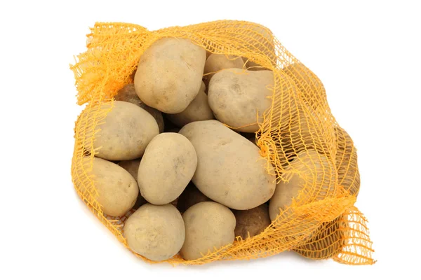 白い背景で隔離の袋でジャガイモの山 — ストック写真