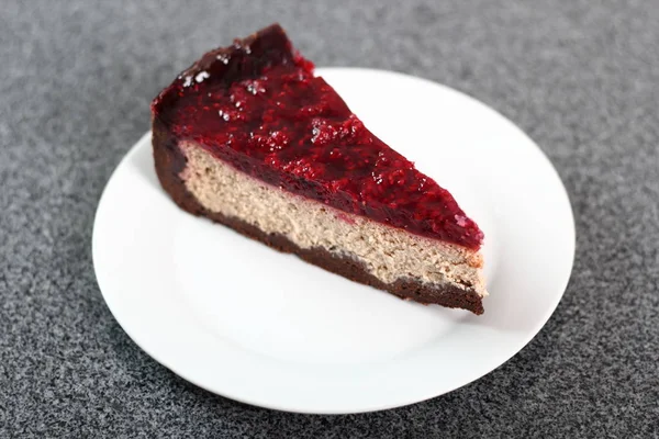 Käsekuchen Mit Schokokrümelboden Und Himbeergelee — Stockfoto