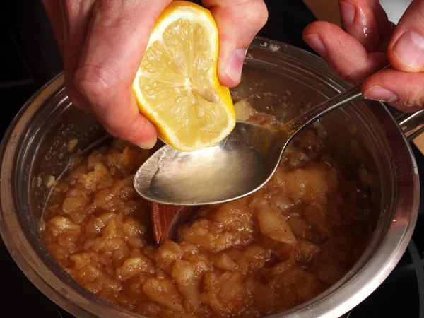Сожмите Лимонный Сок Яблочную Начинку Сделать Apple Pie Tart — стоковое фото