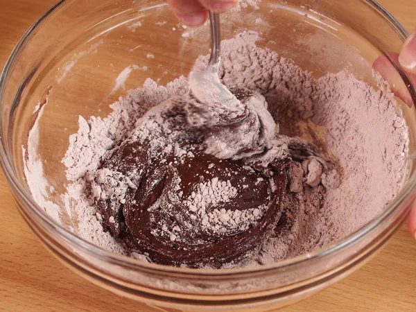 하고있다 그리고 초콜릿 초콜릿 레이어 케이크 만들기 시리즈 — 스톡 사진