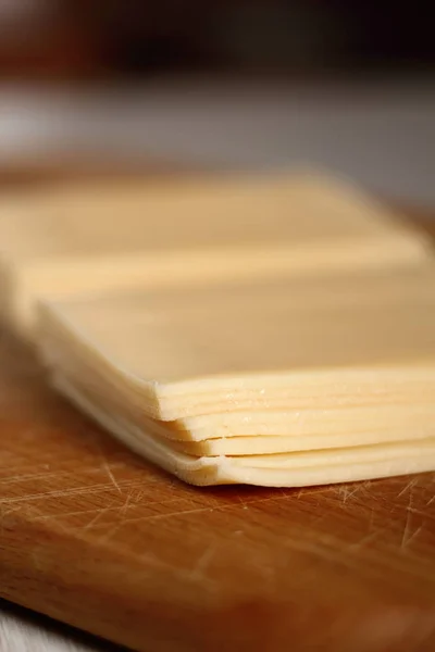 Fette Formaggio Sul Tagliere Legno — Foto Stock