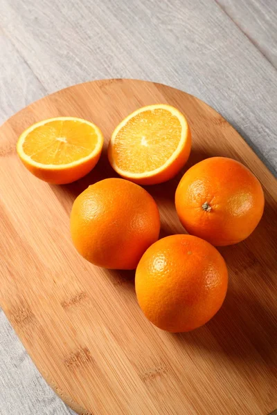 キッチン ボード上のオレンジ色の果物 — ストック写真