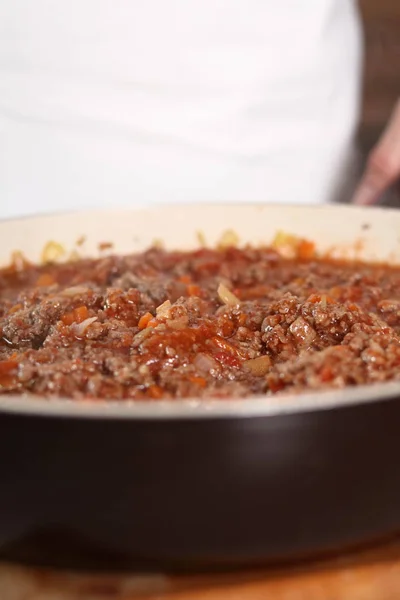 将番茄酱和肉末混合 制作烤宽面条系列 — 图库照片