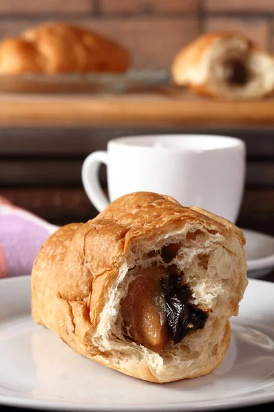 Croissant Com Recheios Cacau Amendoim Xícara Café — Fotografia de Stock