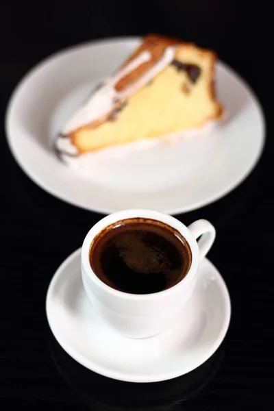 コーヒー カップと砂糖のアイシングでケーキ — ストック写真