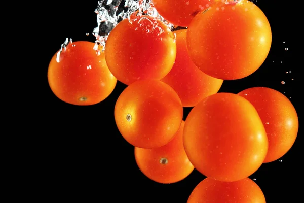 Tomates Cereja Caindo Água Fundo Preto — Fotografia de Stock