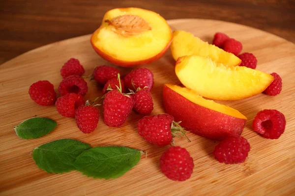 Tranches Framboise Pêche Sur Planche Découper — Photo