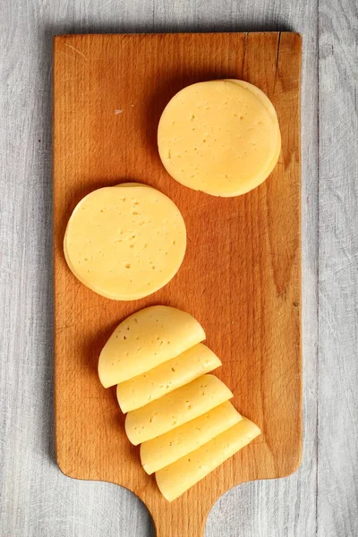 Cheese Slices Wooden Cutting Board — Stock Photo, Image