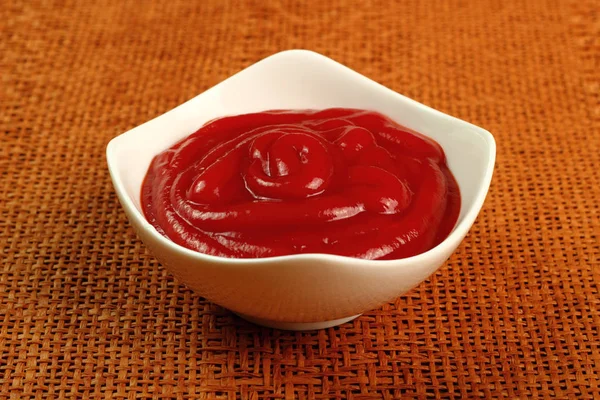 Ketchup Dans Bol Sur Table — Photo