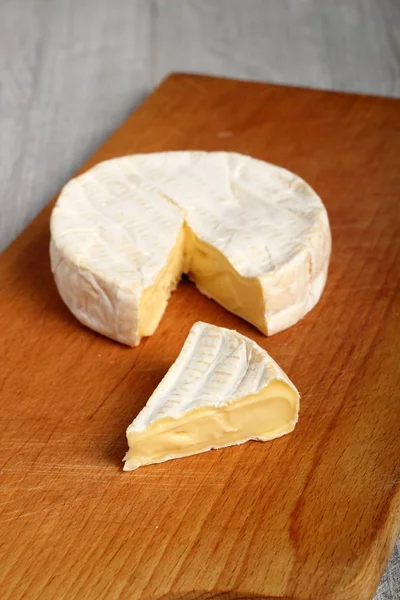 Frischer Leckerer Camembert Käse — Stockfoto