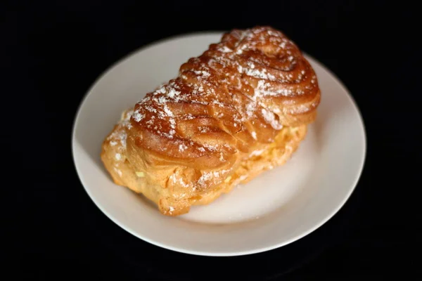 Eclair Gevuld Met Banketbakkersroom Vla Gegarneerd Met Poedersuiker — Stockfoto