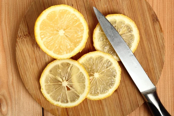 Нарезание Лимона Разделочной Доске — стоковое фото