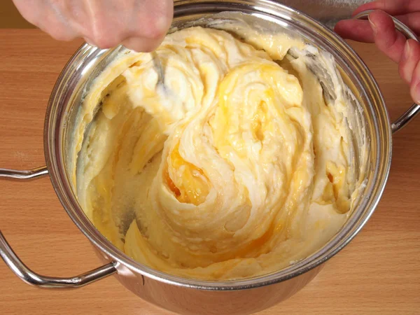 Смешивание Яичного Желтка Сырного Крема Изготовление Шоколадного Торта Сливочным Сыром — стоковое фото