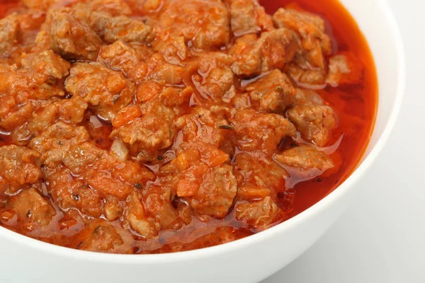 一碗肉与番茄酱在白色背景 — 图库照片