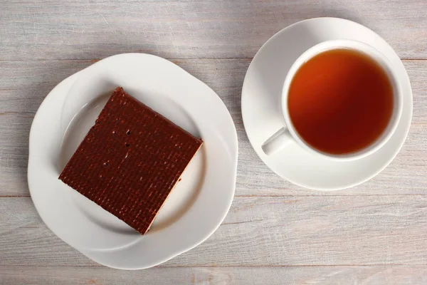 チョコレートの覆われているウェーハと一杯のお茶 — ストック写真