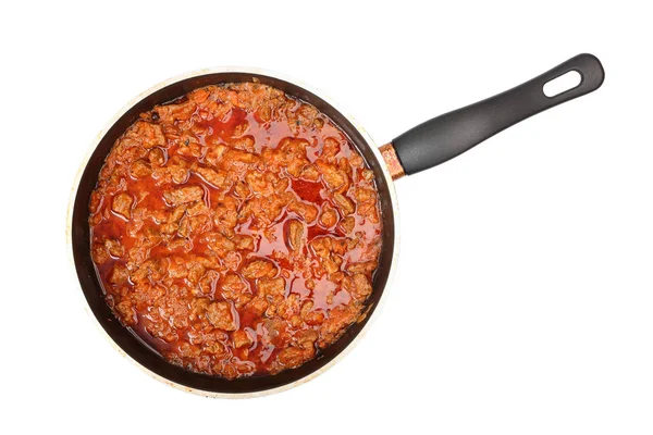 在白色背景的煎锅中加入番茄酱的肉 — 图库照片