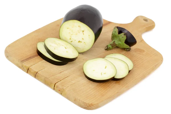 Gesneden Aubergine Houten Plank Geïsoleerd Witte Achtergrond — Stockfoto