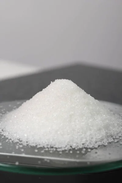 Zucker Auf Küchenwaage Wiegen — Stockfoto