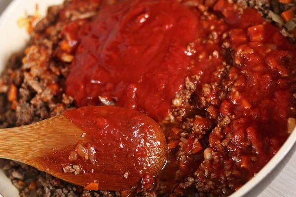 将番茄酱和肉末混合 制作烤宽面条系列 — 图库照片