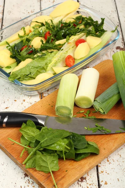 Plato Vidrio Con Verduras Horneadas Ingredientes Tablero Madera — Foto de Stock