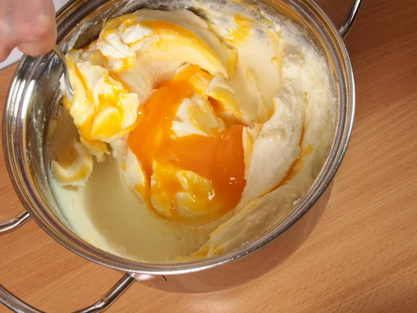 Míchání Vaječný Žloutek Sýr Smetana Díky Čokoládové Vrstvy Dort Tvarohem — Stock fotografie