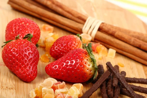 Κοντινό Πλάνο Της Φράουλες Μπαχαρικά Και Αποξηραμένα Φρούτα Ξύλινη Σανίδα — Φωτογραφία Αρχείου