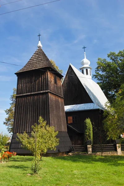 明るい日光の下で古い木造の教会 — ストック写真
