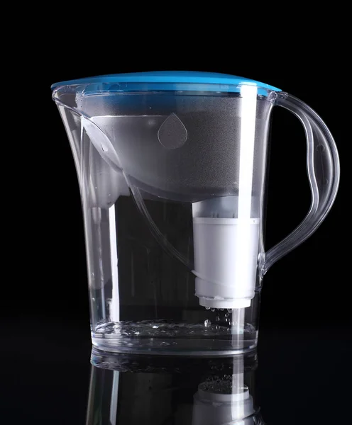 Waterkaraf Filter Drop Bubbels Water Met Water Filter Cartridge Geïsoleerd — Stockfoto