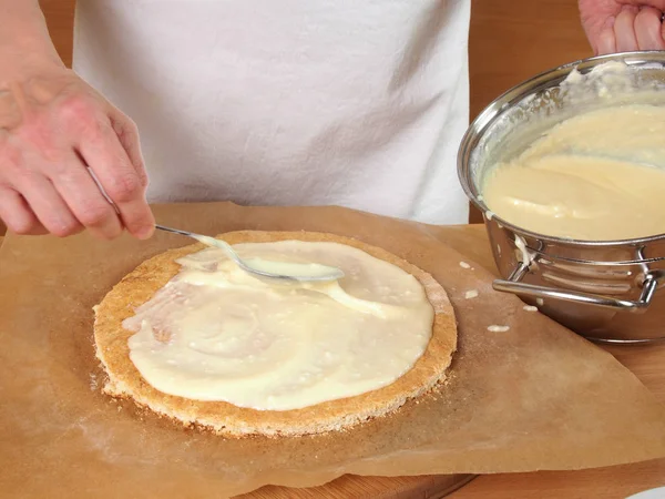 Het Vullen Van Taart Lagen Het Maken Van Chocolade Layer — Stockfoto