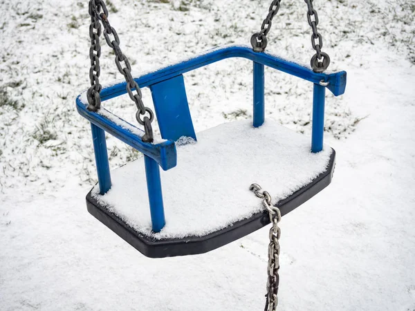 Speeltuin Schommel Bedekt Met Sneeuw — Stockfoto