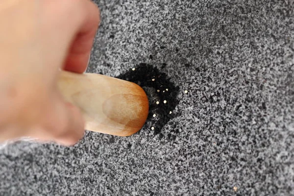 Granit Döşeme Üzerinde Siyah Kimyon Tohumu Havaneli — Stok fotoğraf
