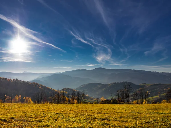 Piwniczna Zdroj 附近的 Jaworzyna 山脉可以看到 Radziejowa 山脉和 High Tatras 贝斯德山 — 图库照片