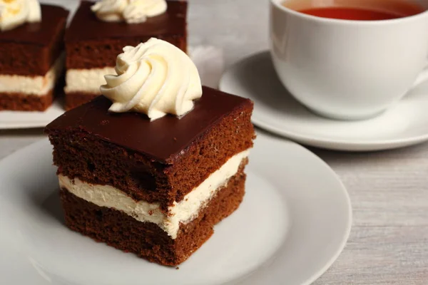 Sahnetorte Schokoladenbiskuit Gefüllt Mit Schlagsahne — Stockfoto