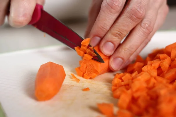 Szakács Kockázás Sárgarépa Lasagna Bolognai Sorozat Gyártás — Stock Fotó