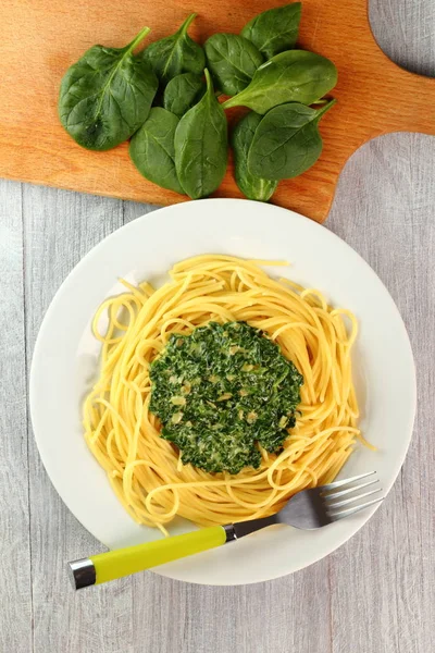 ほうれん草のおいしいパスタ — ストック写真