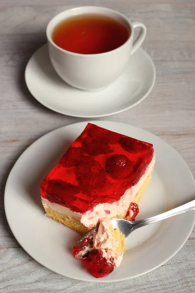 Ciasto Truskawkowe Galaretki Filiżanką Herbaty — Zdjęcie stockowe