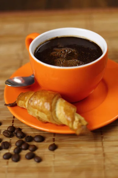 Xícara Com Café Fresco Croissant — Fotografia de Stock