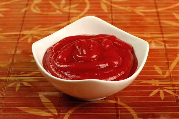 Ketchup Dans Bol Sur Table — Photo