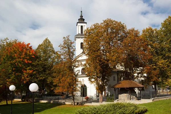 Bílé Křesťanský Kostel Podzimní Stromy — Stock fotografie