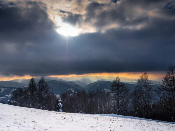 冬の曇りベスキディ山脈山中の夕日 近くの Rytro マウント Makowica からの眺め — ストック写真