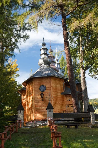 Gamla Träkyrkan Ljusa Solljus Med Frodig Grönska — Stockfoto