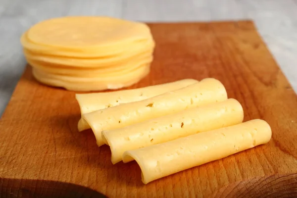 Rebanadas Queso Tabla Cortar Madera —  Fotos de Stock