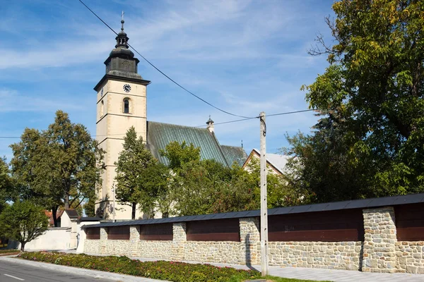 Fäktning Vägg Och Gamla Autentiska Byggnad Med Torn Blå Himmel — Stockfoto