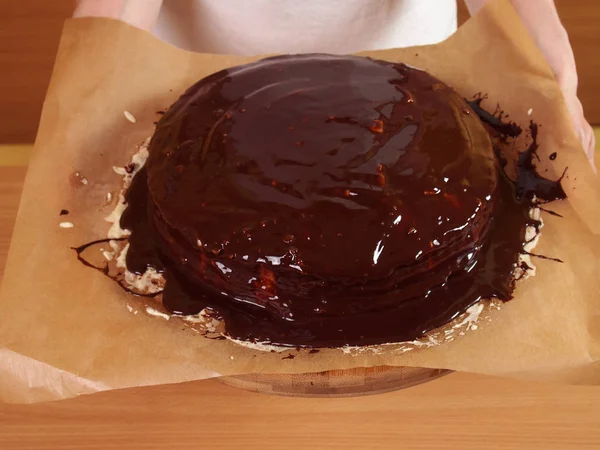 Κέικ Είναι Έτοιμο Πάγωμα Και Άχνη Στρώματα Κάνοντας Στρώμα Κέικ — Φωτογραφία Αρχείου
