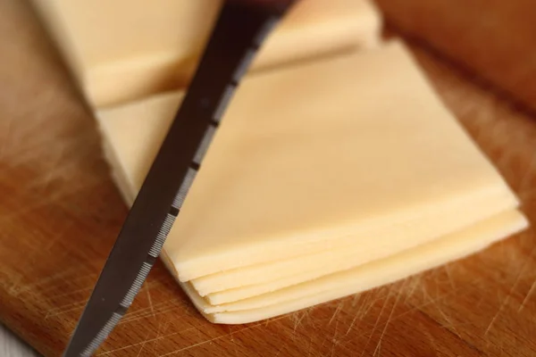 チーズのスライスとナイフ — ストック写真