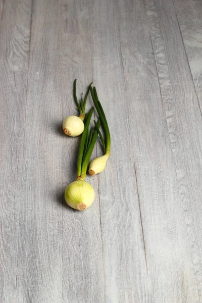 Cebolletas Sobre Fondo Madera —  Fotos de Stock