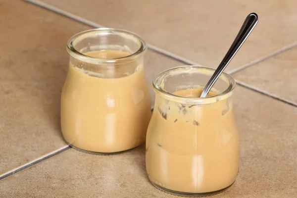Open Fles Met Melk Pudding Dessert — Stockfoto
